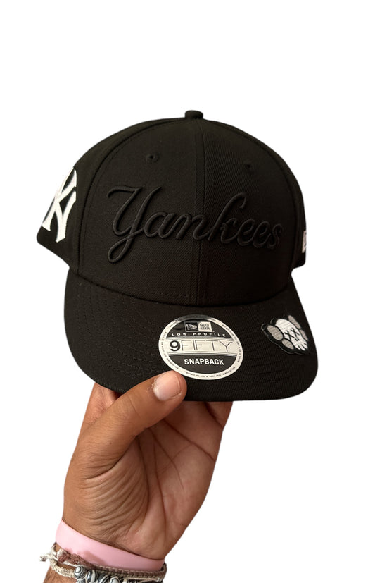 SNAPBACK KAWS BLK Yankees