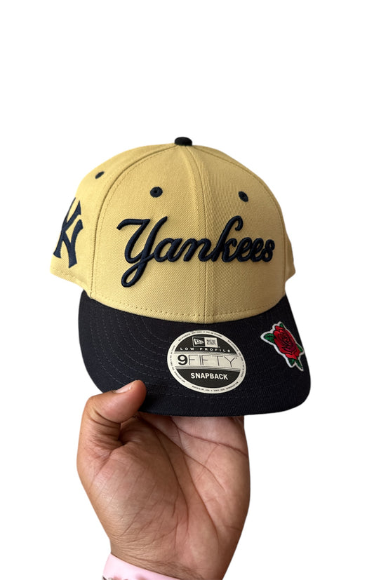 SNAPBACK Cream Rose Script Yankees